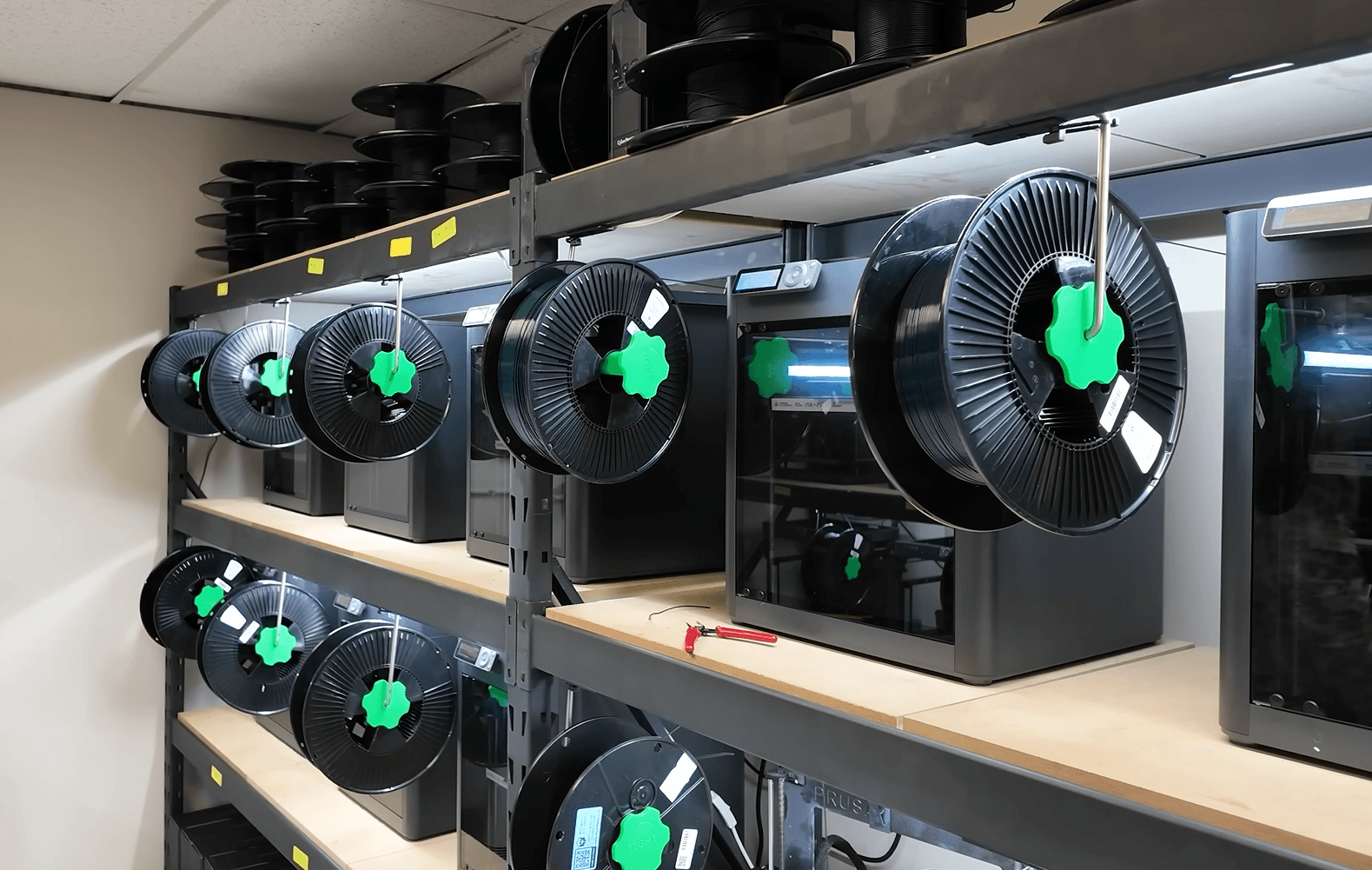 Les imprimantes 3D de l'atelier PrintFarm en pleine production